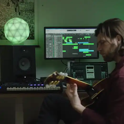 Die GLORB in Aktion: grün leuchtend im Musikstudio, danach als weiß-rosa Pendelleuchte