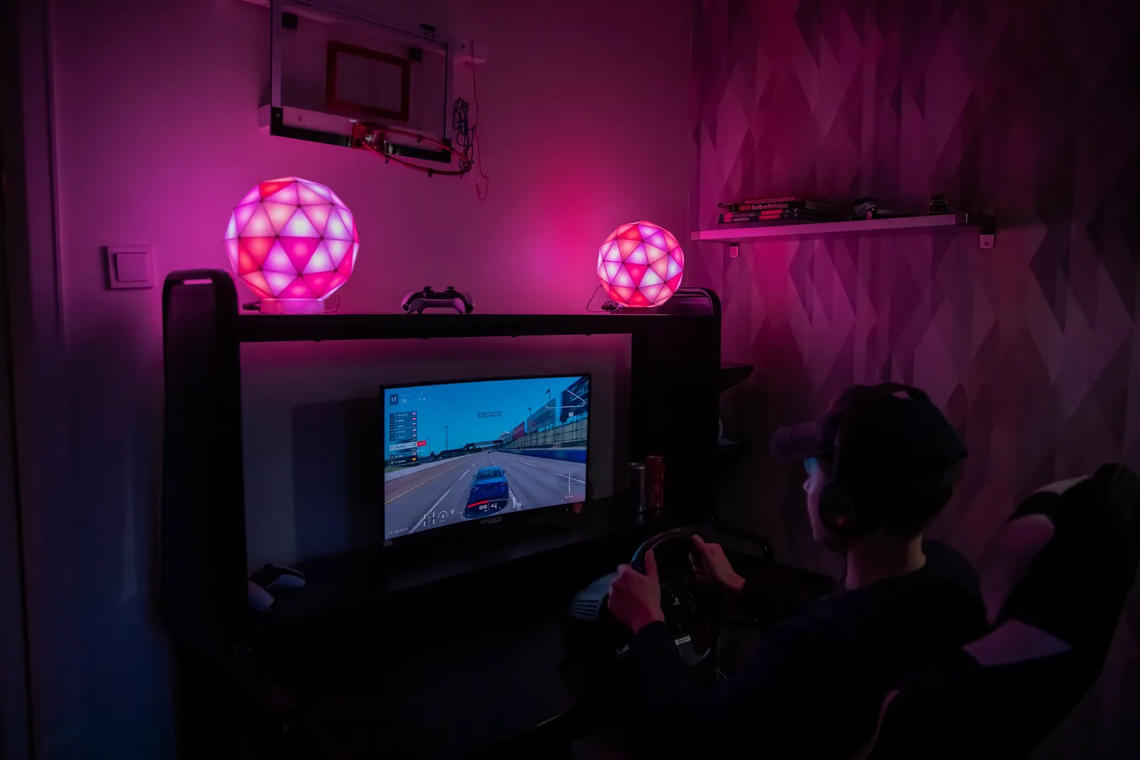 Zwei GLORBs in Pink über einem Gaming-Schreibtisch