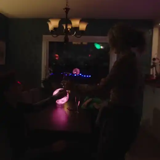 Ein Abend mit Freunden: Die GLORB leuchtet rosa im Wohnzimmer und weiß-blau in der Küche